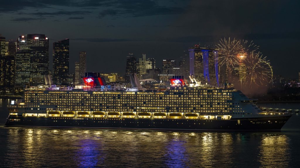 Disney Adventure tiba di Singapura Marina Bay Cruise Centre 2026