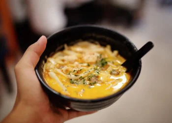 Asal Usul Laksa Singapore: Kisah Sup Pedas yang Lahir dari Dua Dunia