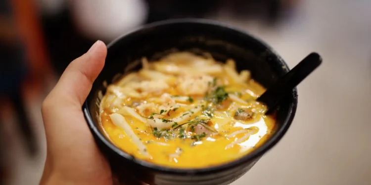 Asal Usul Laksa Singapore: Kisah Sup Pedas yang Lahir dari Dua Dunia